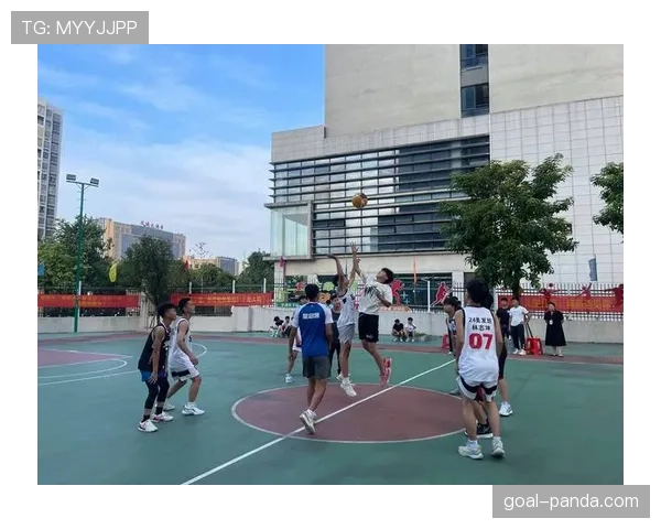 篮球中线规则解析：球员跨越中线的违例判定